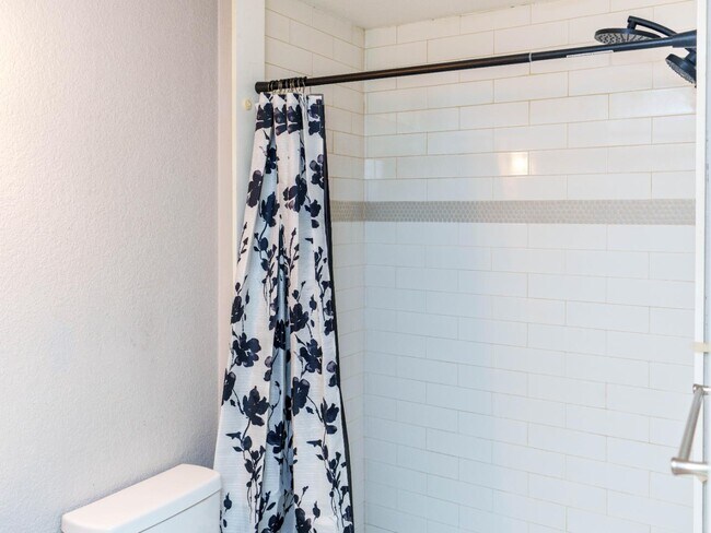 Building Photo - 133 W Park Ave