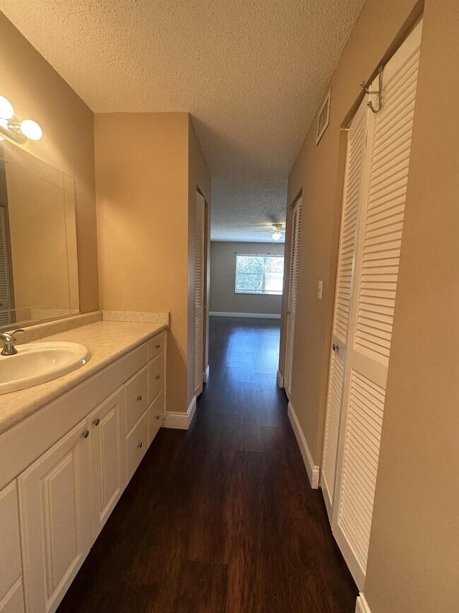 Building Photo - 4158 Inverrary Dr