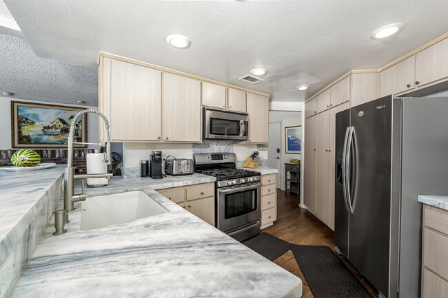 Building Photo - Fully Furnished Island Life Waterfront Ret...
