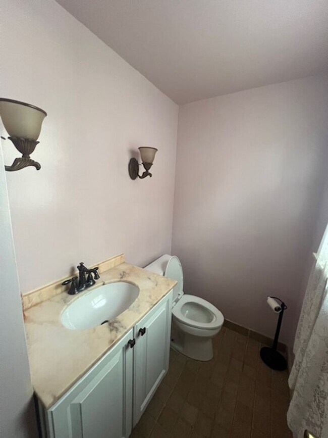 Building Photo - Beautiful Single Family Home in Fraser! AVAILABLE NOW!