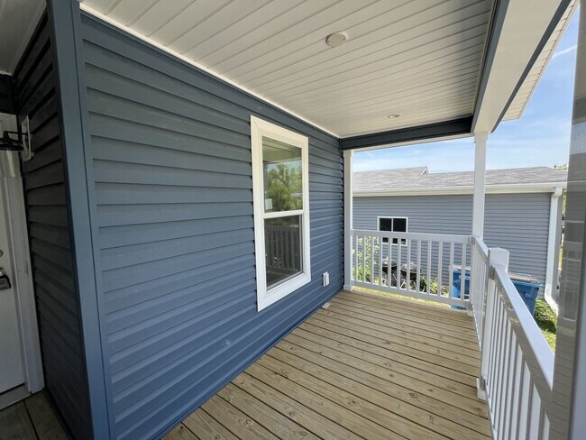Building Photo - 5049 W Sawgrass Dr