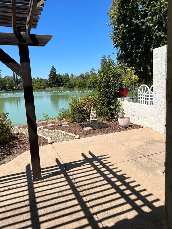 Building Photo - Stunning Views! Lake front 3 bed/2ba Home in Stonegate Community!