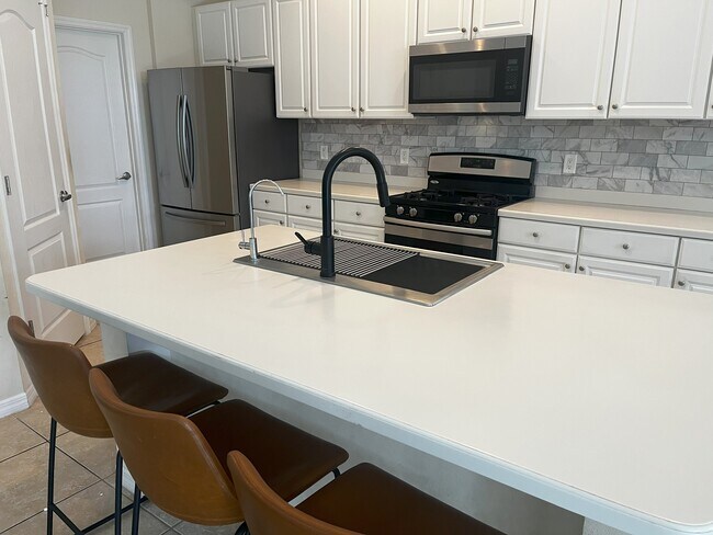 Building Photo - 4726 Claremont Park Dr