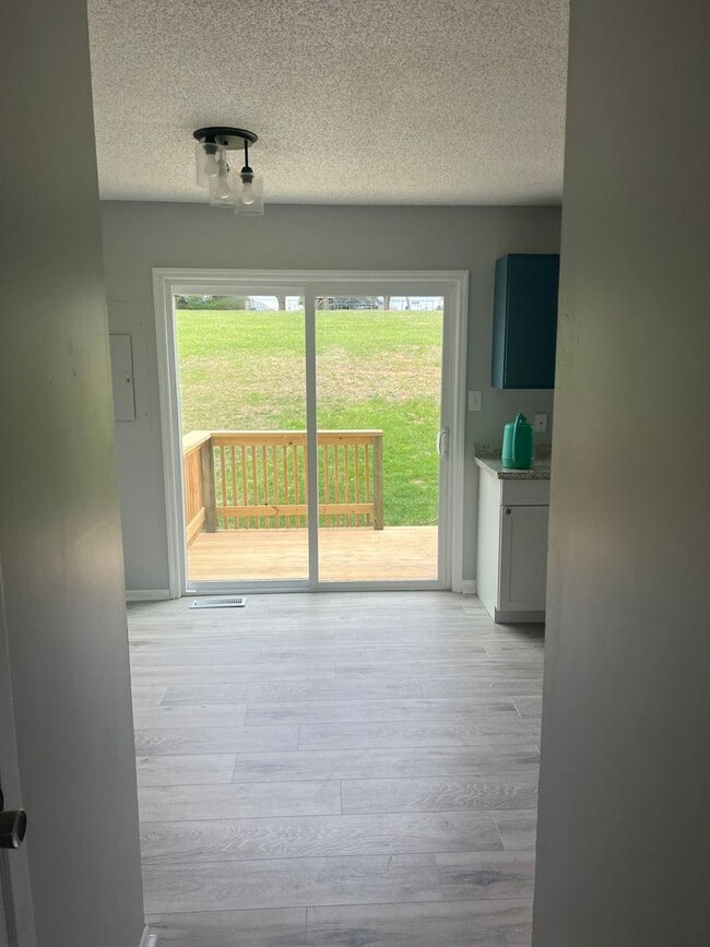 Building Photo - UPDATED 2 BEDROOM TOWNHOUSE WITH COMMUNITY POOL