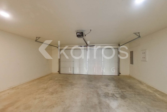 Building Photo - 1636 S Razorback Rd
