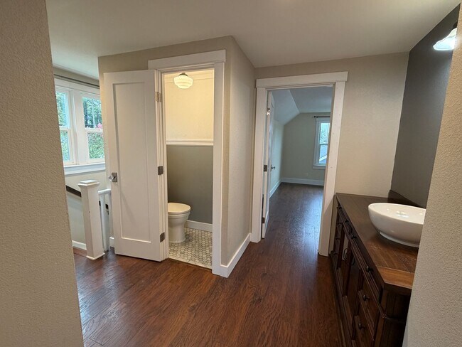 Building Photo - 3 Bedroom 1.5 Bath Single Family house on ...