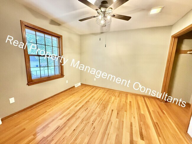 Building Photo - $1000 Rent credit on 4 bed & 2.5 bath Home