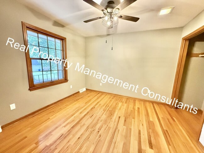 Building Photo - 4 bed | 2.5 bath Home In Shawnee Mission S...