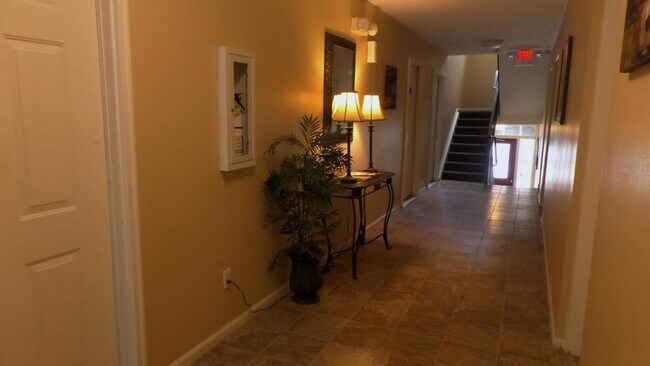 Building Photo - 164 Lakeshore Drive