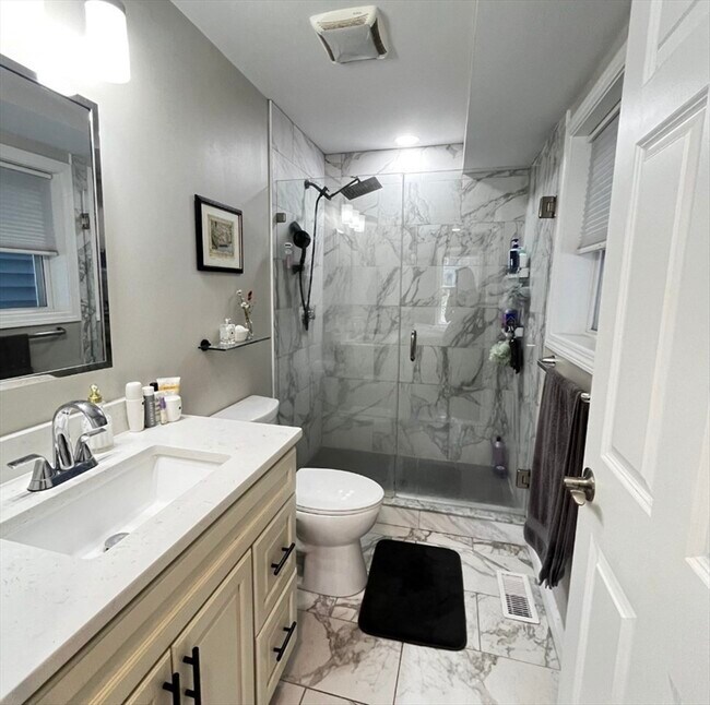 Building Photo - 229 Maverick St