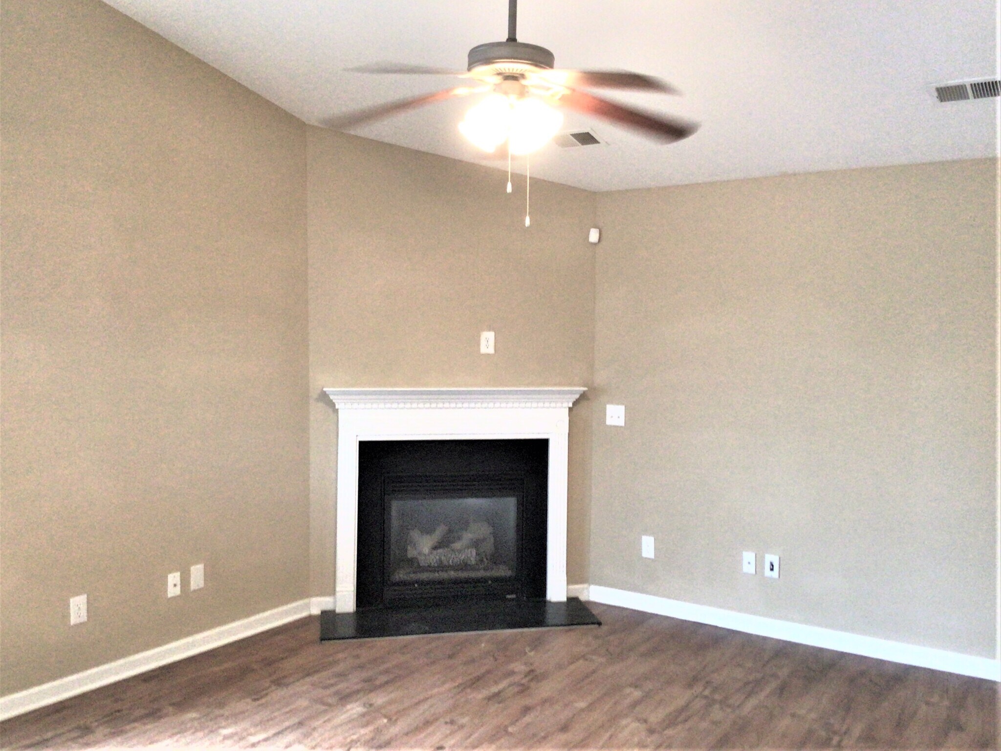 Building Photo - 3913 Bluestem Dr