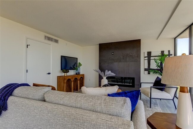 Building Photo - 500 N Osceola Ave