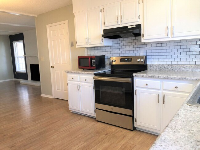 Building Photo - SW Large Brick Home, Updated Kitchen & Bathrooms, Wood Like Flooring, Fenced Yard!