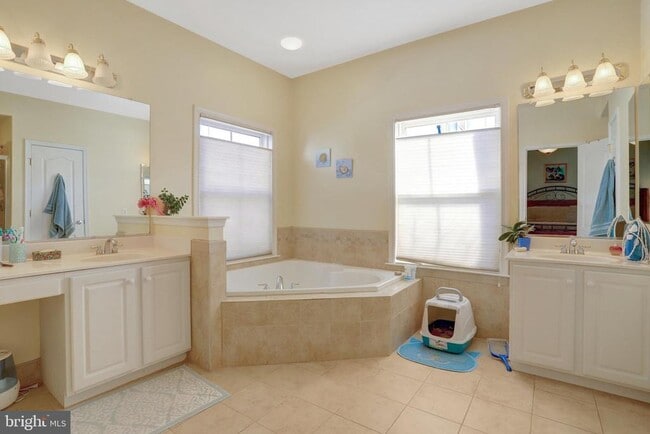 Building Photo - 5257 Bessley Pl