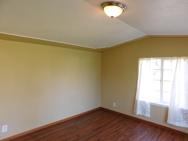 Building Photo - 2Bd/1Ba Single Story House - Available to ...