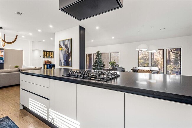 Building Photo - 915 Lost Forest Dr NW