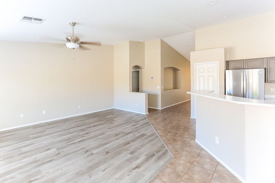 Building Photo - 15316 W Laurel Ln