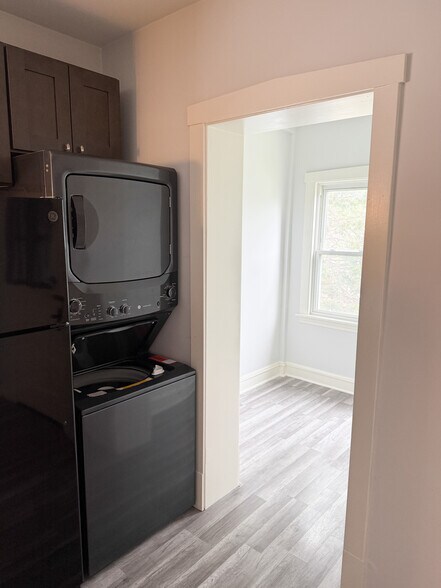In Unit Washer/Dryer - 5043 W Argyle St