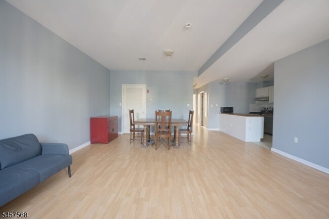 Building Photo - 372 Bramhall Ave