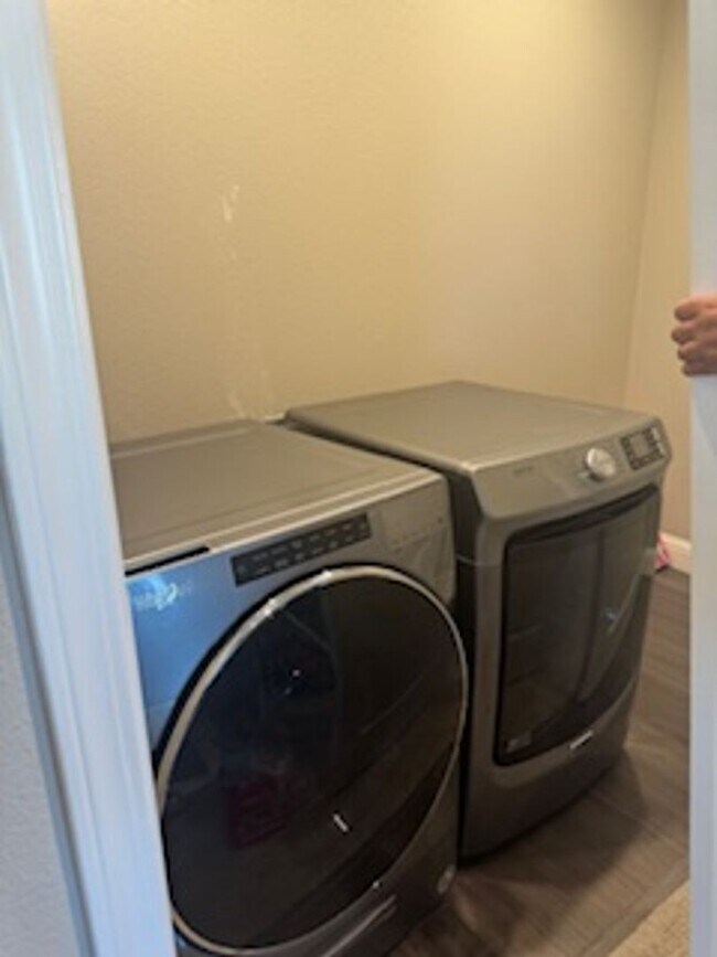 Building Photo - Luxury Townhome in West Redding!