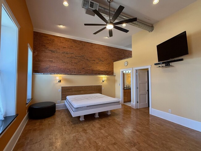 Building Photo - Downtown Loft!