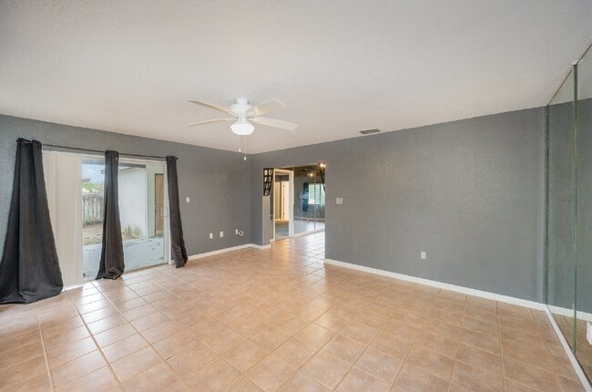 Building Photo - SUNTREE