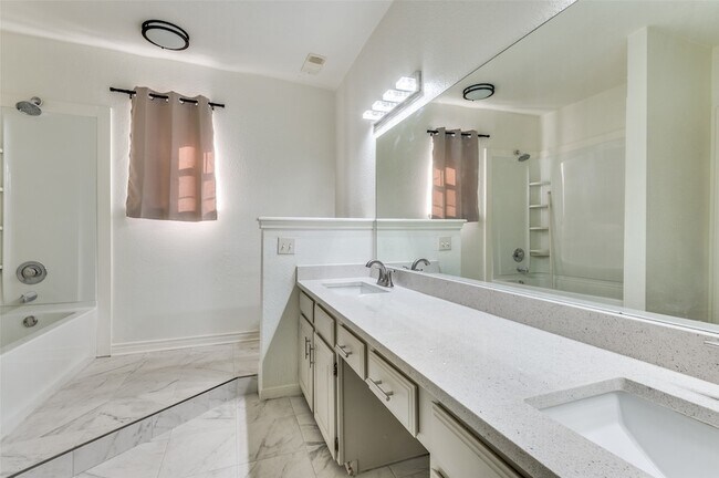 Building Photo - 2634 Encina Dr