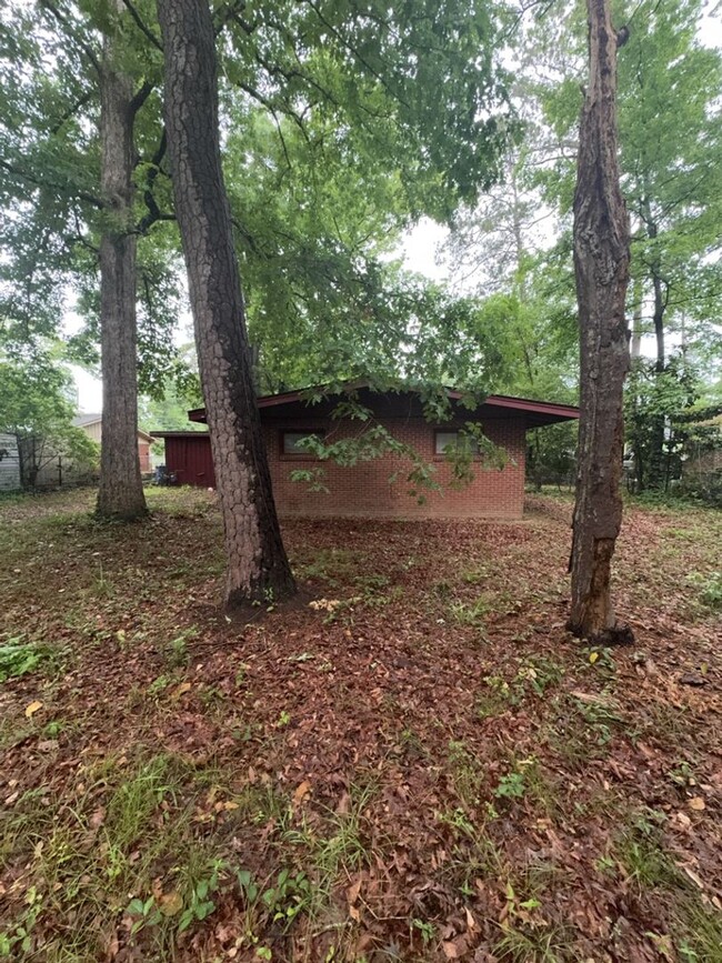 Building Photo - 2212 Rosemary Ln