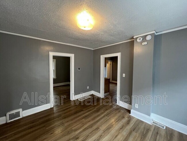 Building Photo - 10006 Lamontier Ave