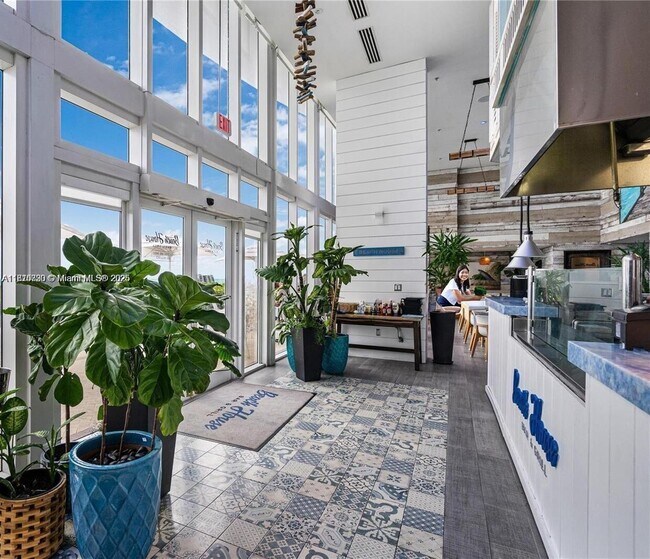 Building Photo - 15901 Collins Ave