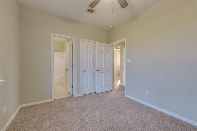 Building Photo - 2100 Pipers Field Dr