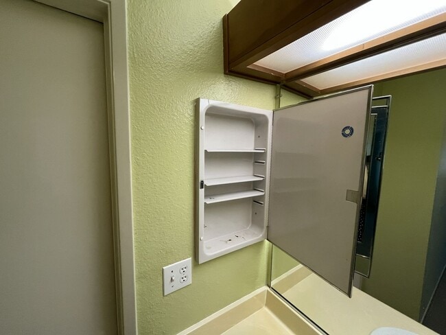 Building Photo - 1523 Hood Rd