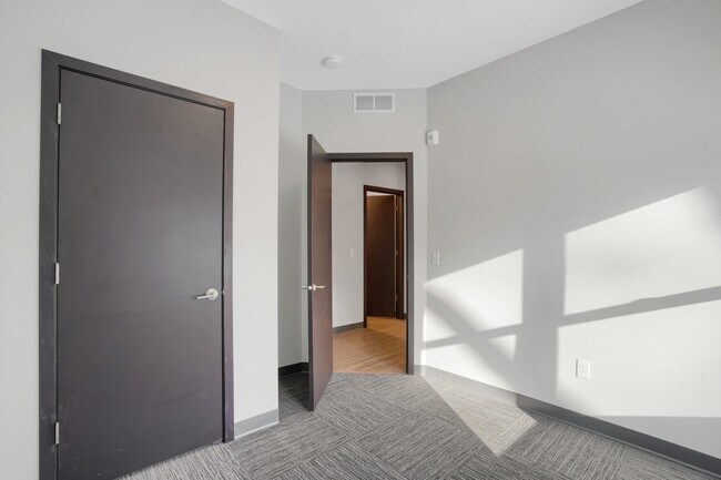 Building Photo - Spacious Brand New 8 Bed + 4 Bath near U of M!