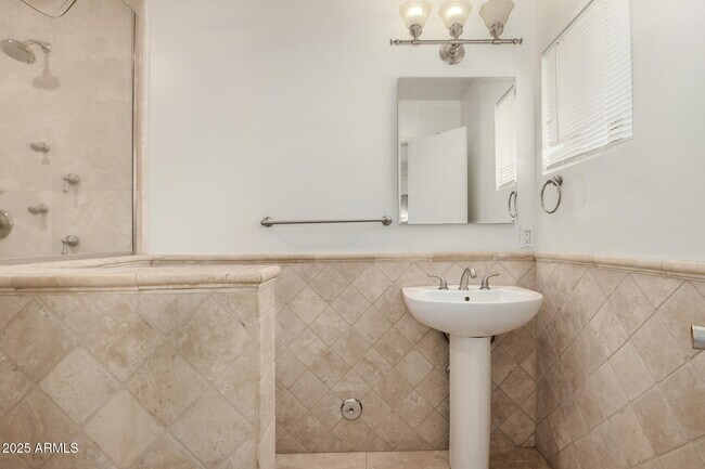 Building Photo - 6925 E Rancho Vista Dr