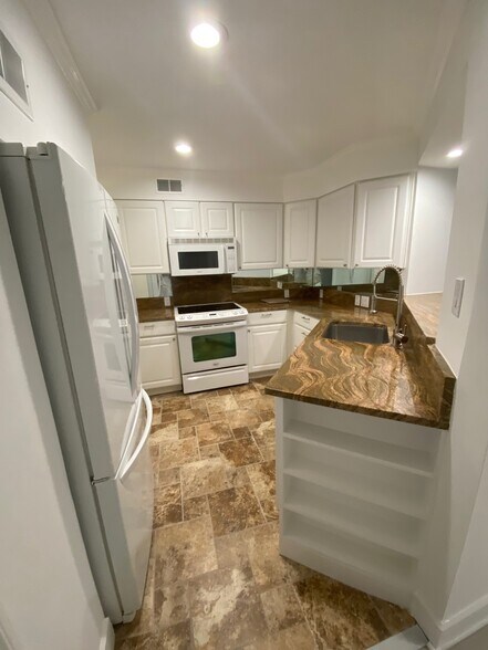 Kitchen - 2012 Hillyer Pl NW