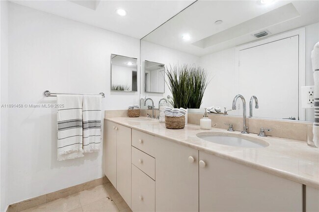 Building Photo - 6917 Collins Ave