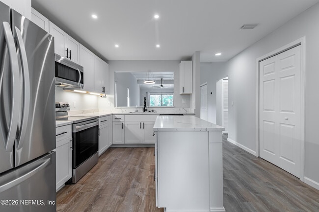 Building Photo - 8118 Baymeadows Cir E