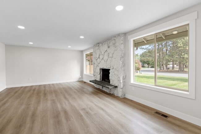 Building Photo - Gorgeous South Hill Home