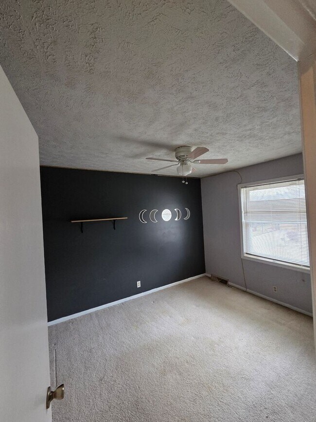 Building Photo - 3 bed 1.5 bath, 2 car garage, fenced in backyard, newly remodeled