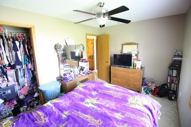 Building Photo - Beautiful 4 Bedroom/2 Bathroom Home In Shakopee-AVAILABLE 7/1