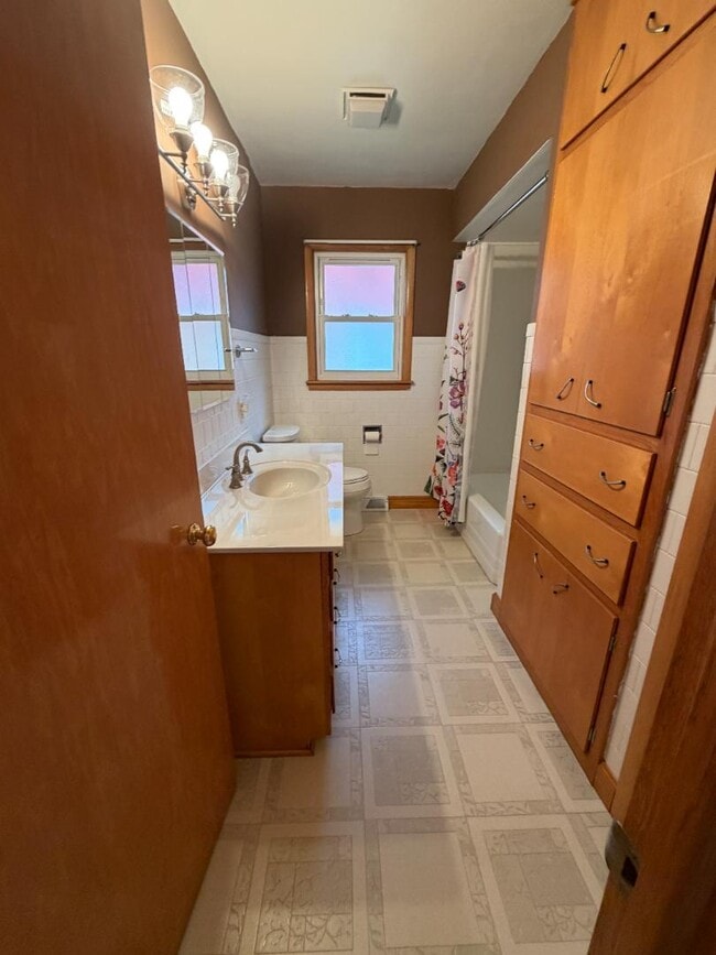 Building Photo - 2201 E Eichel Ave