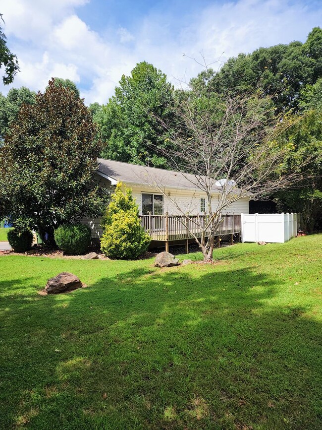 Building Photo - East Asheville Rental