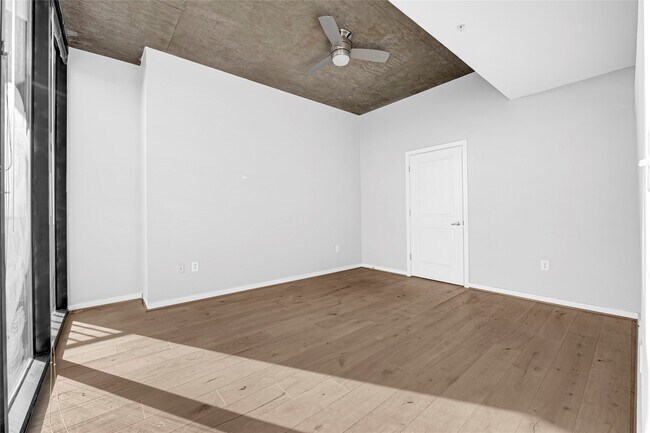 Building Photo - 5925 Almeda Rd