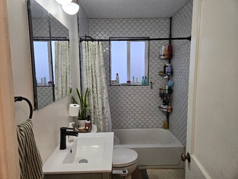 Building Photo - 745 Lennox St