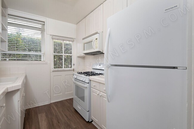 Building Photo - *OPEN HOUSE: 8/30 3-4PM* 2 BR Only 1 Block...