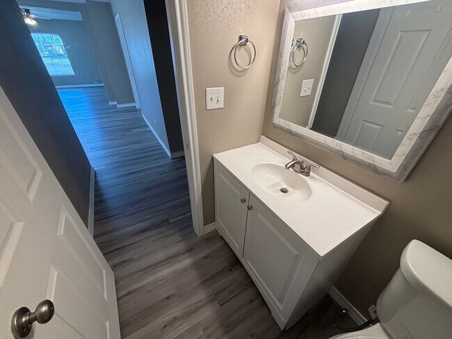 Building Photo - Spacious 3 bed 2 bath home, move in ready