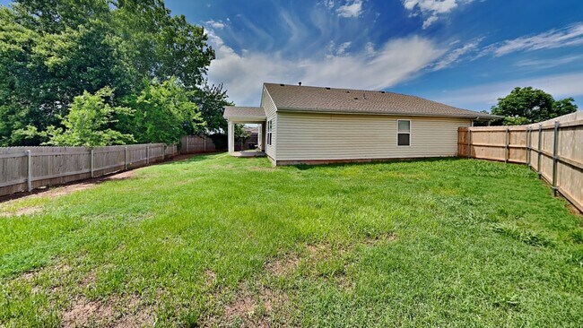Building Photo - 3 Bedroom 2 Bath with 2 Car Garage - Moore...