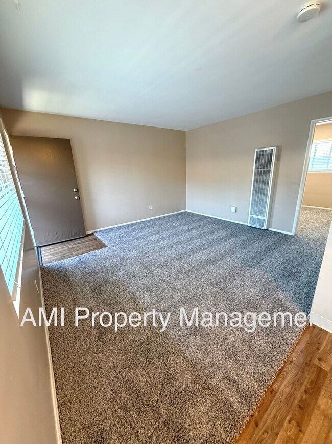 Building Photo - One Bedroom Close to Downtown!
