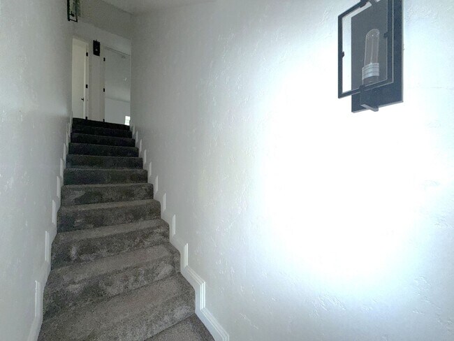 Building Photo - 4-bedroom, 2-bathroom home located in the vibrant city of Visalia, CA.