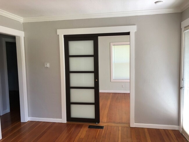 Building Photo - 2 Bedroom Bungalow close to BSU.